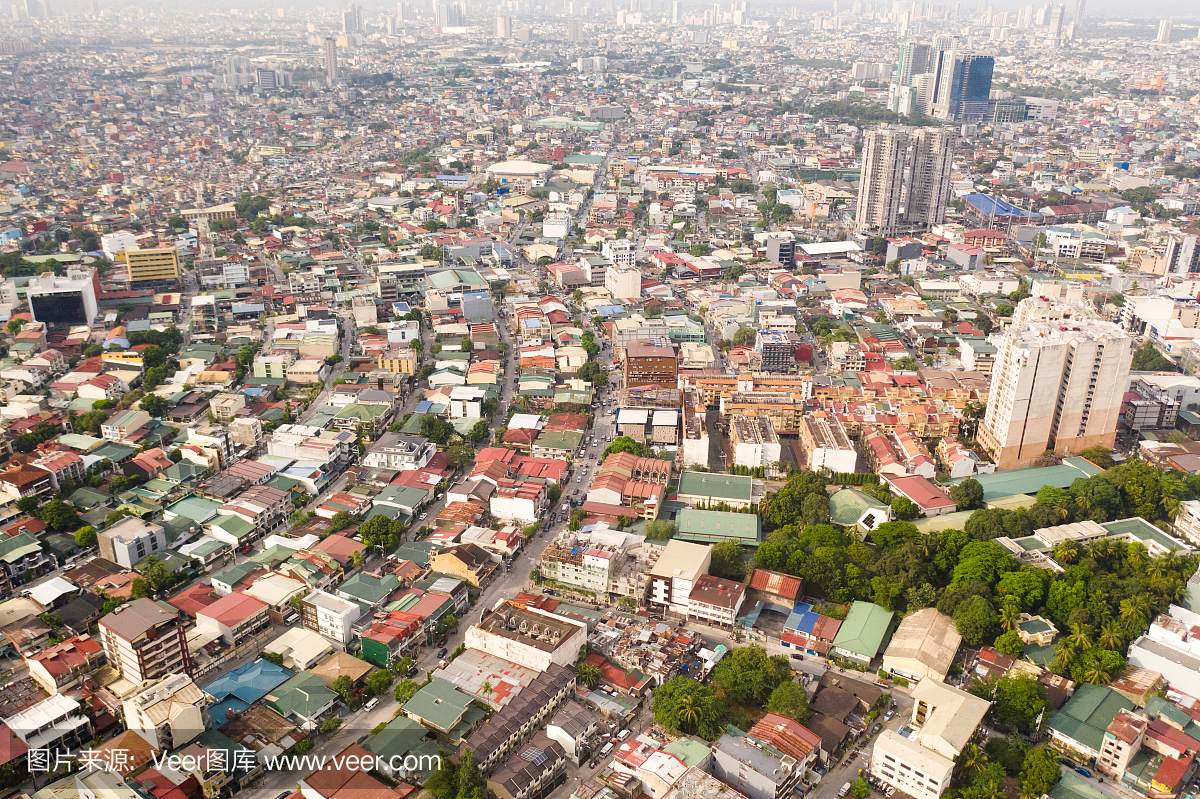 菲律宾马尼拉的居民区和街道,俯视图。房屋和道路的屋顶